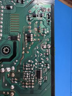Uszkodzona płytka PCB zasilacza Samsung HT-J5150 Dolna strona płytki drukowanej z uszkodzoną elektroniką zasilacza kina domowego