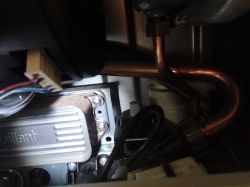 Vaillant Eco Tec Plus - po dolaniu wody do układu woda kapie z tyłu pieca