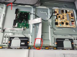 Wnętrze telewizora Samsung z widocznymi płytami i taśmami połączeniowymi