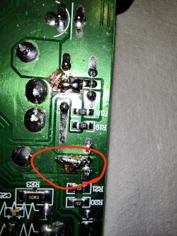 Tuba basowa VoiceKraft 300W - Wzmacniacz nie działa, powstaje zwarcie.