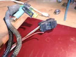 Uszkodzenie kabla w wiązce elektrycznej przy sterowniku skrzyni biegów.