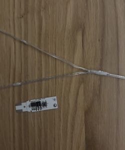 Mała płytka elektroniczna z przewodami LED na drewnianej powierzchni