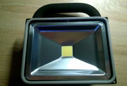 Akumulatorowa lampa robocza YATO YT-82961 – wnętrze urządzenia