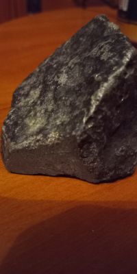 Dziwny kamień w ziemi znaleziony wykrywaczem