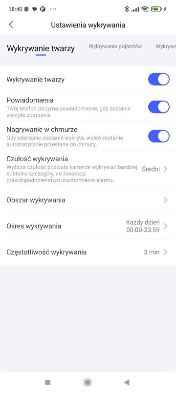 Ekran ustawień wykrywania twarzy z włączonymi opcjami powiadomień i nagrywania