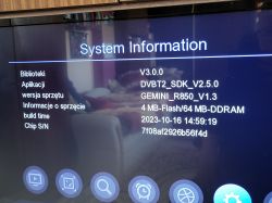 Ekran telewizora wyświetlający informacje o systemie dekodera, w tym wersję bibliotek, aplikacji i sprzętu