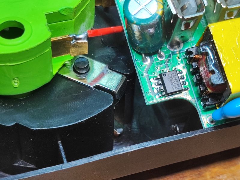 Wnętrze listwy zasilającej z widoczną elektroniką.