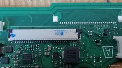 Zbliżenie na płytę główną laptopa Acer Aspire A114-33 z taśmą i złączem klawiatury.