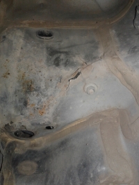 Pęknięcia nadwozia nad podłużnicami w 7-letnim aucie niemieckiego producenta - przyczyny?