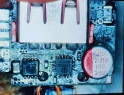 Zbliżenie na płytkę ładowarki Baesus 100W, widoczne elementy elektroniczne.