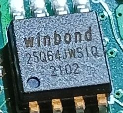 Zbliżenie układu pamięci Winbond na płytce PCB, widoczny nadruk „W25Q64JW…”