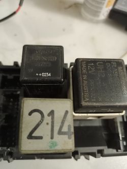 Trzy przekaźniki samochodowe umieszczone w module z bezpiecznikami.