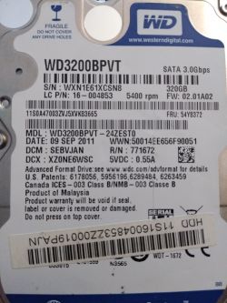 Etykieta dysku twardego WD3200BPVT z danymi technicznymi.