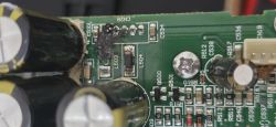 Uszkodzony obszar PCB subwoofera KEF Kube 2 wokół elementów L503 i C533