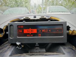 Wyświetlacz AFF A3 w Renault Clio, pokazujący stację FM 92.80 i brak temperatury zewnętrznej
