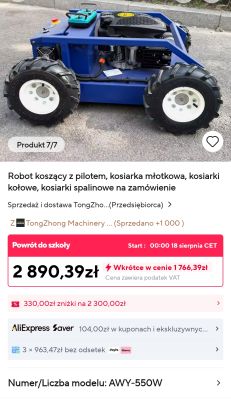 Niebieski robot koszący z pilotem, widoczny na chodniku z czterema dużymi kołami terenowymi.