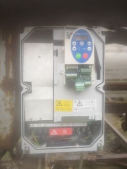 Sterowanie 3 silnikami tartaku (5,5 kW, 0,75 kW, 0,75 kW) za pomocą falownika - pamięć, opcje