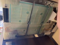 Widok boczny zmywarki Siemens SE64M36 z odsłoniętą plastikową obudową.