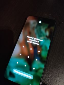 Zablokowany ekran telefonu Samsung z komunikatem o potrzebie narysowania symbolu wzoru.