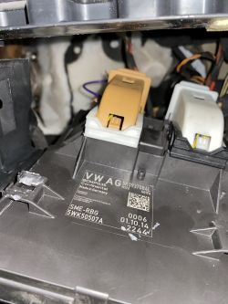 Instalacja immobilisera Proxima 1cm i przeróbka oświetlenia US na EU w Volkswagenie Tiguan 2.0 TSI