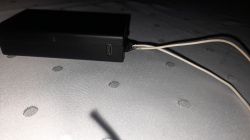 18650 Batteriefach mit USB-C-Anschluss Schwarzes Gehäuse mit USB-C-Anschluss und angeschlossenen Kabeln.