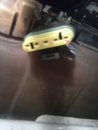 FIAT SIENA 1.6 16V - Czy napięcie 0,03V na wtyczce wtrysku jest prawidłowe?