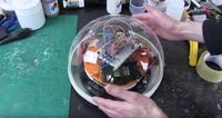 BB-8 zbudowany w oparciu o niewielkiego robota z omnikołami BB-8 zbudowany w oparciu o niewielkiego robota z omnikołami