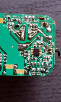 Zbliżenie na płytkę drukowaną ładowarki akumulatora 18 V z widocznymi elementami elektronicznymi.