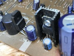 Zbliżenie na komponenty elektroniczne na płycie głównej, w tym układ BD9701T.