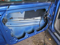 wygłuszenie drzwi oraz montaż zestawów głosników w VW golfie IV.własna produkcja