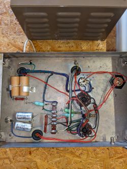 Wnętrze urządzenia elektronicznego z elementami przewodów, kondensatorów i rezystorów.