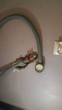 Eliminating Sewage Smell Around Washing Machine: Siphon Installation & Sealing