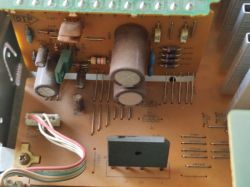 Zbliżenie na wewnętrzny układ z elektroniką wzmacniacza SONY TA-D507.