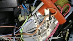 DeLonghi ECAM 23.460.B: Wymiana górnego elektrozaworu, demontaż grzałki, mocowanie