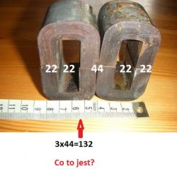 Rdzenie transformatora z wymiarami i miarką na stole