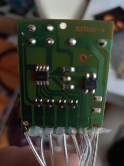 Płytka PCB z oznaczeniami L1–L4, L+ oraz AC, pokazująca podłączone przewody