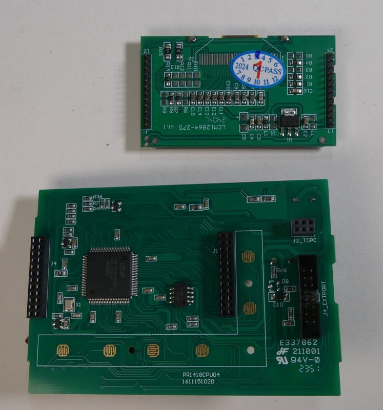 Dwie zielone płytki drukowane PCB z elementami elektronicznymi na białym tle.