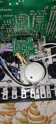 Wnętrze magnetofonu Fischer PH-W 803 z widoczną elektroniką i przewodami