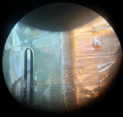 Widok zbliżeniowy na taśmę matrycy oraz płytkę kontrolera z resztkami kleju.