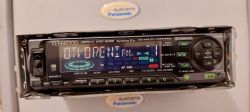 Radio Kenwood KRC-858R z podświetlonym wyświetlaczem i widocznym napisem OTWORENI.