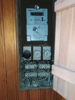 Rozdzielnica w bloku z wielkiej płyty: Remont i integracja z nową instalacją elektryczną