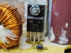 Identyfikacja elementów w ładowarce Dewalt DCB118 z UC3845B