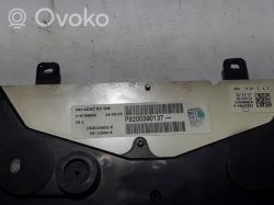 Tablica z numerami seryjnymi i kodami kreskowymi na tle plastikowej obudowy.