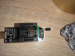 Zbliżenie na moduł elektroniczny z adapterem i scalakiem na stole.