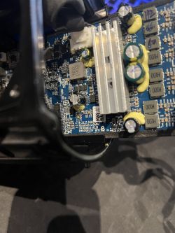 Płyta drukowana głośnika JBL Xtreme 3 z elementami elektronicznymi.