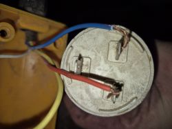 Zbliżenie na złącze i kable jednofazowego silnika z hamulcem elektromagnetycznym.