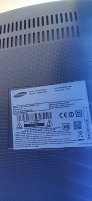 Tabliczka znamionowa z tyłu telewizora Samsung UE48JU6000W.