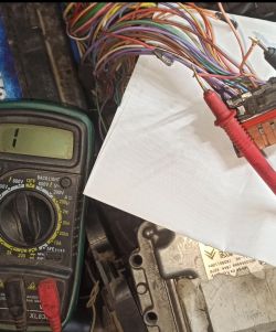 Multimetr mierzący napięcie w przewodach samochodowych