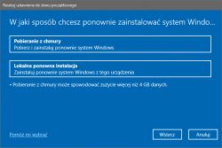Zrzut ekranu opcji ponownej instalacji systemu Windows z wyborem pomiędzy pobieraniem z chmury a lokalną instalacją.