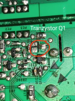 Fragment płytki drukowanej z zaznaczonym tranzystorem Q1 na ładowarce Hilti C4/36 ACS.